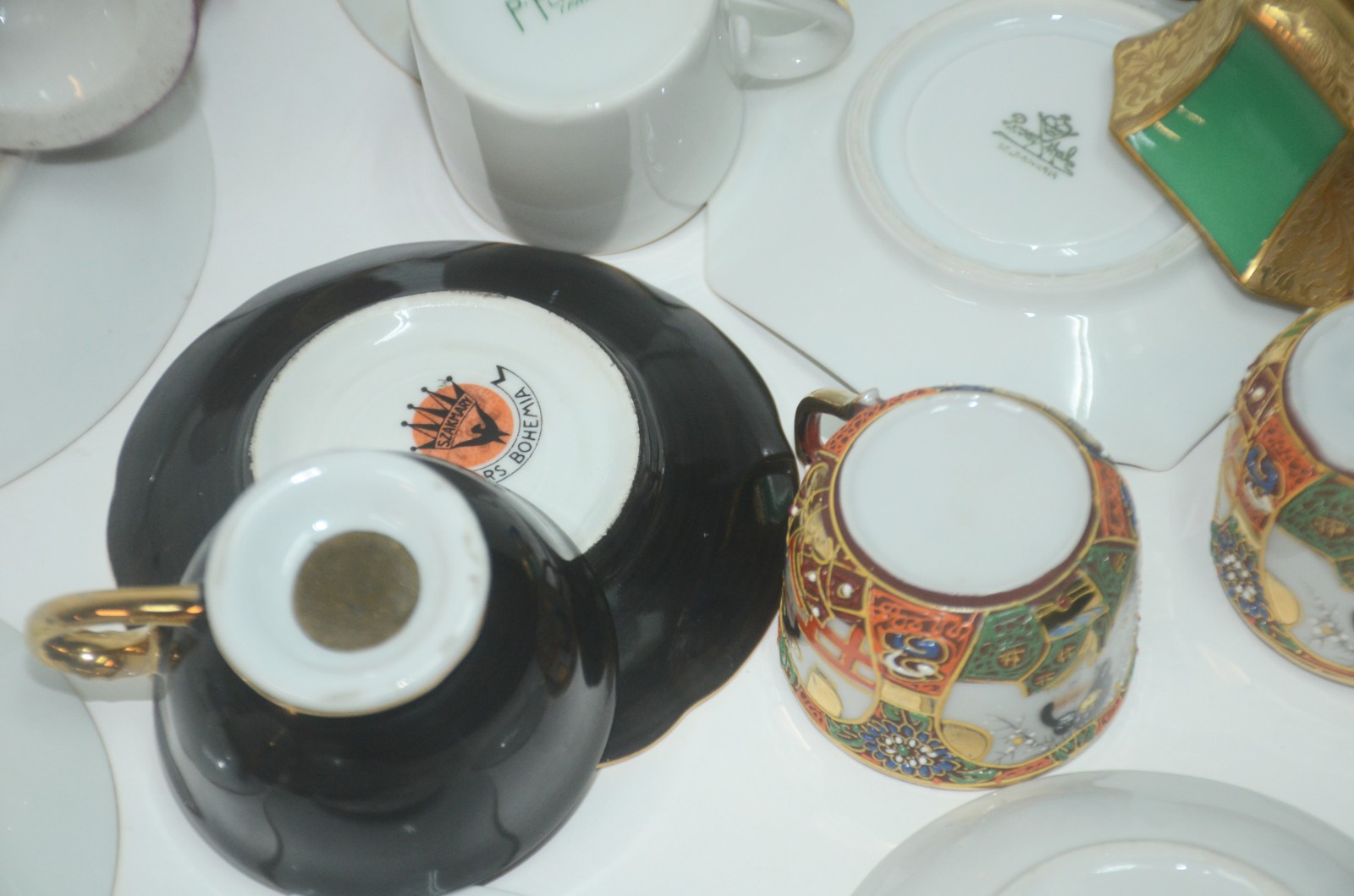 Conjunto com 12 xícaras de porcelana, diversos modelos e procedências. - foto 9 de 11
