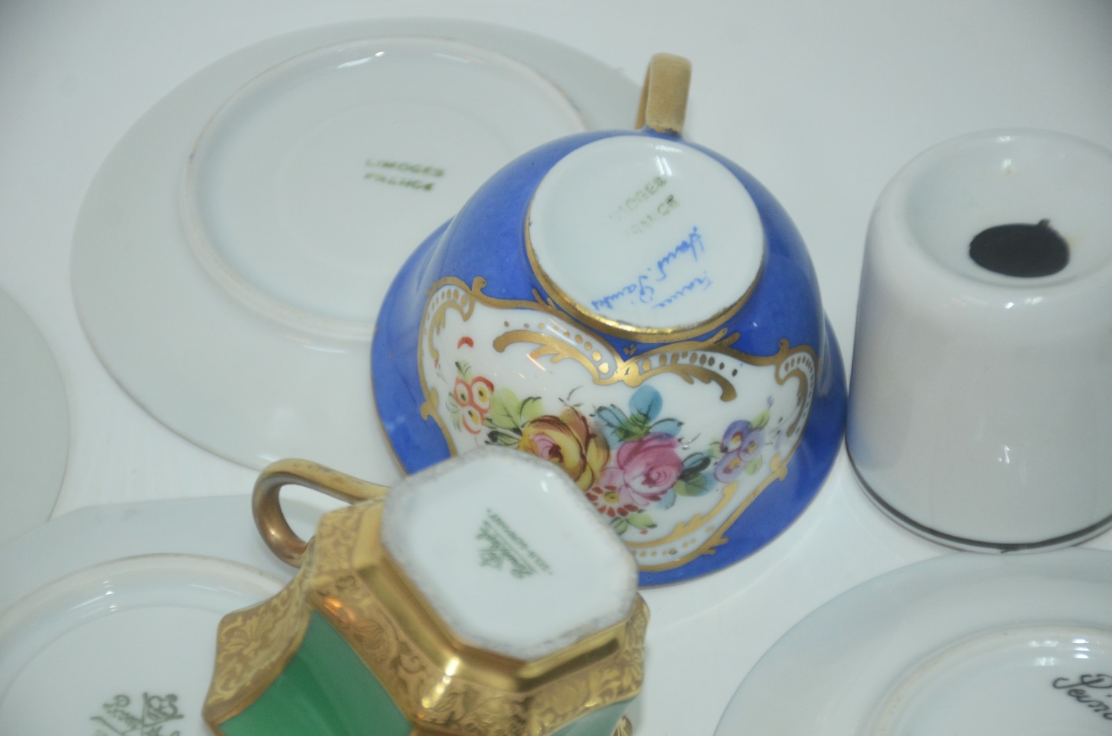 Conjunto com 12 xícaras de porcelana, diversos modelos e procedências. - foto 10 de 11