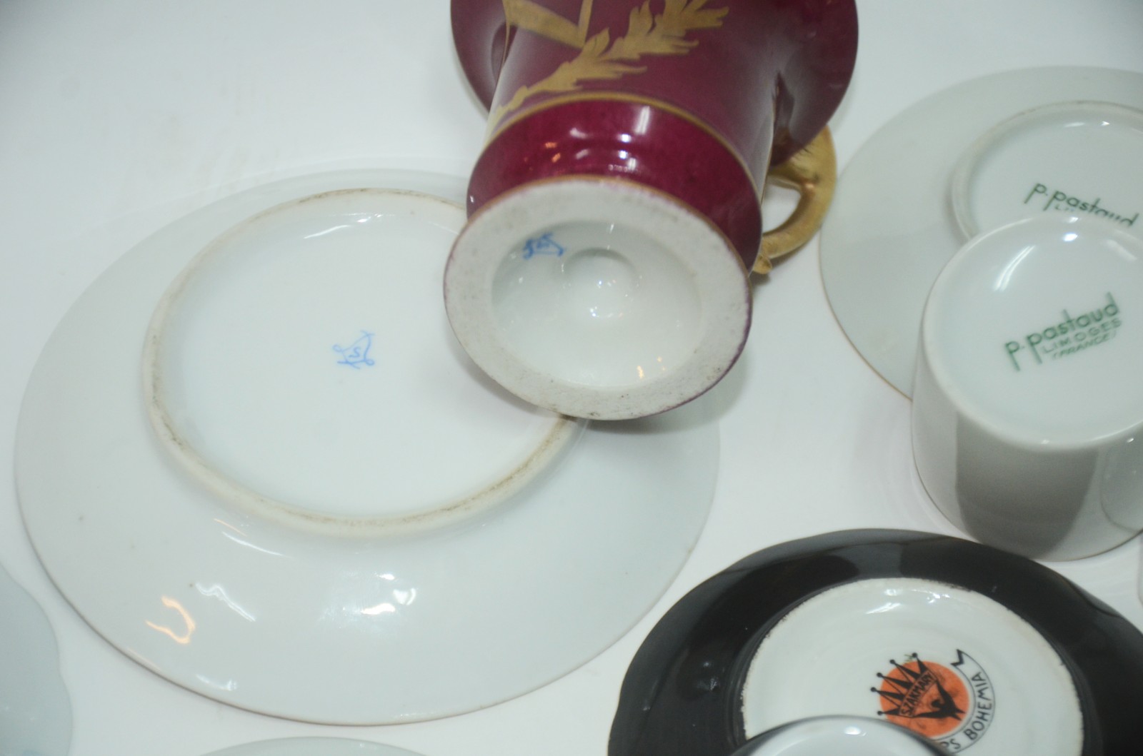 Conjunto com 12 xícaras de porcelana, diversos modelos e procedências. - foto 11 de 11