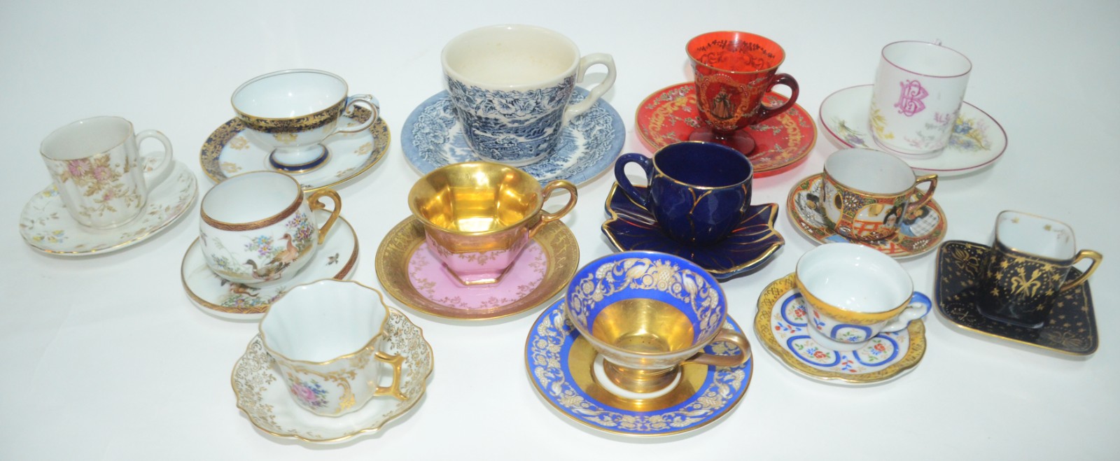 Conjunto com 13 xícaras de porcelana, diversos modelos e procedências. - foto 1 de 11