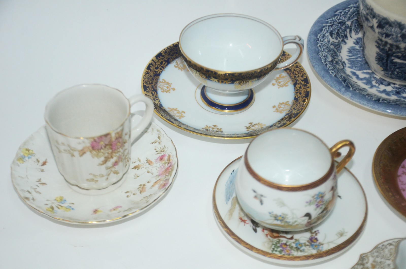 Conjunto com 13 xícaras de porcelana, diversos modelos e procedências. - foto 5 de 11