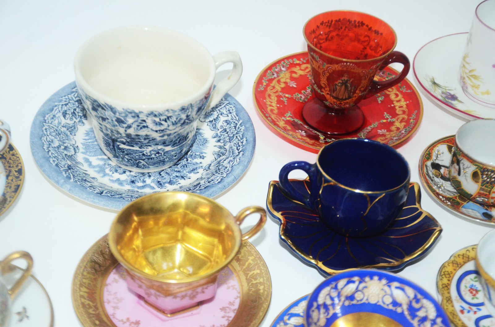 Conjunto com 13 xícaras de porcelana, diversos modelos e procedências. - foto 3 de 11