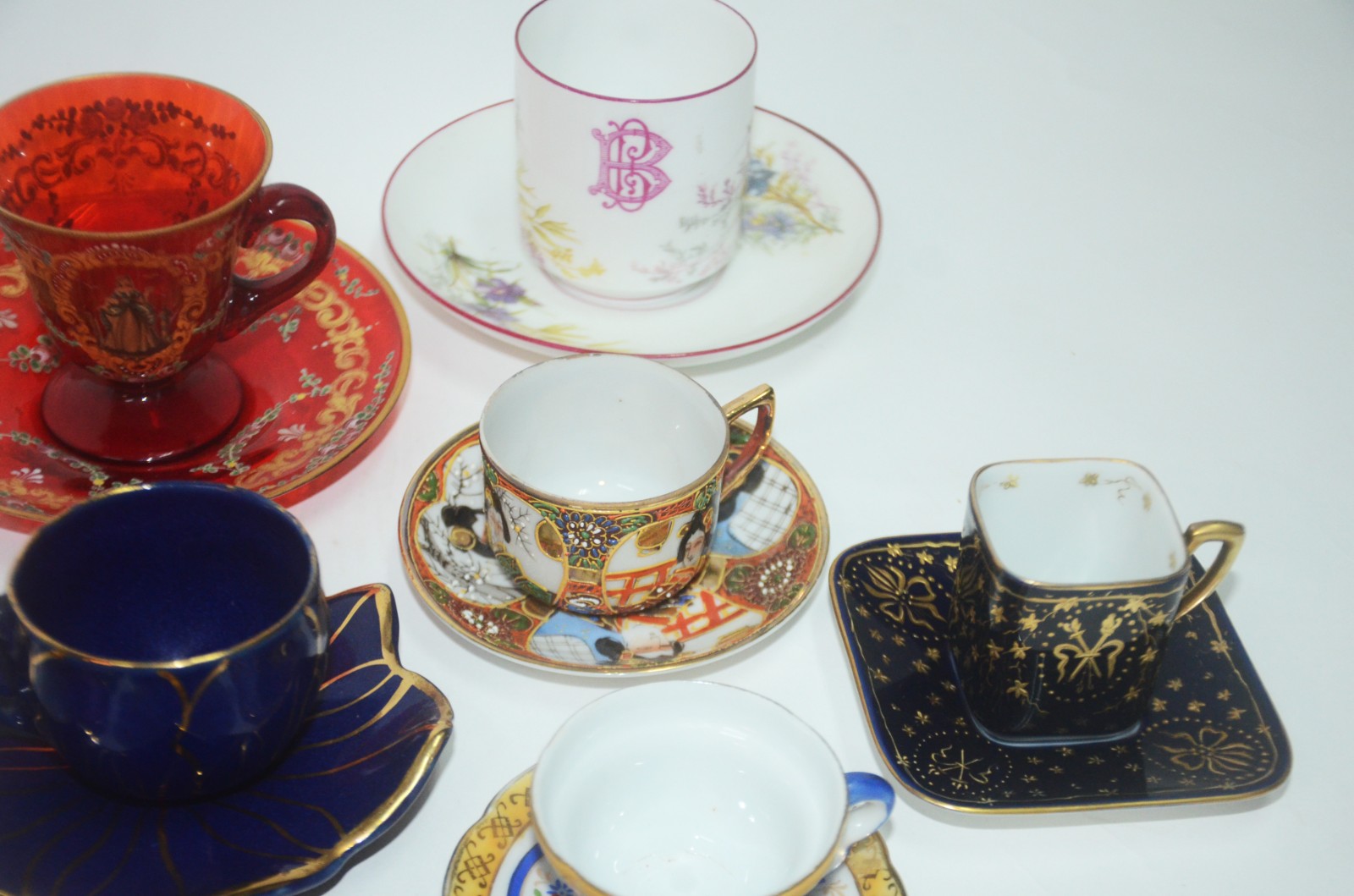 Conjunto com 13 xícaras de porcelana, diversos modelos e procedências. - foto 7 de 11
