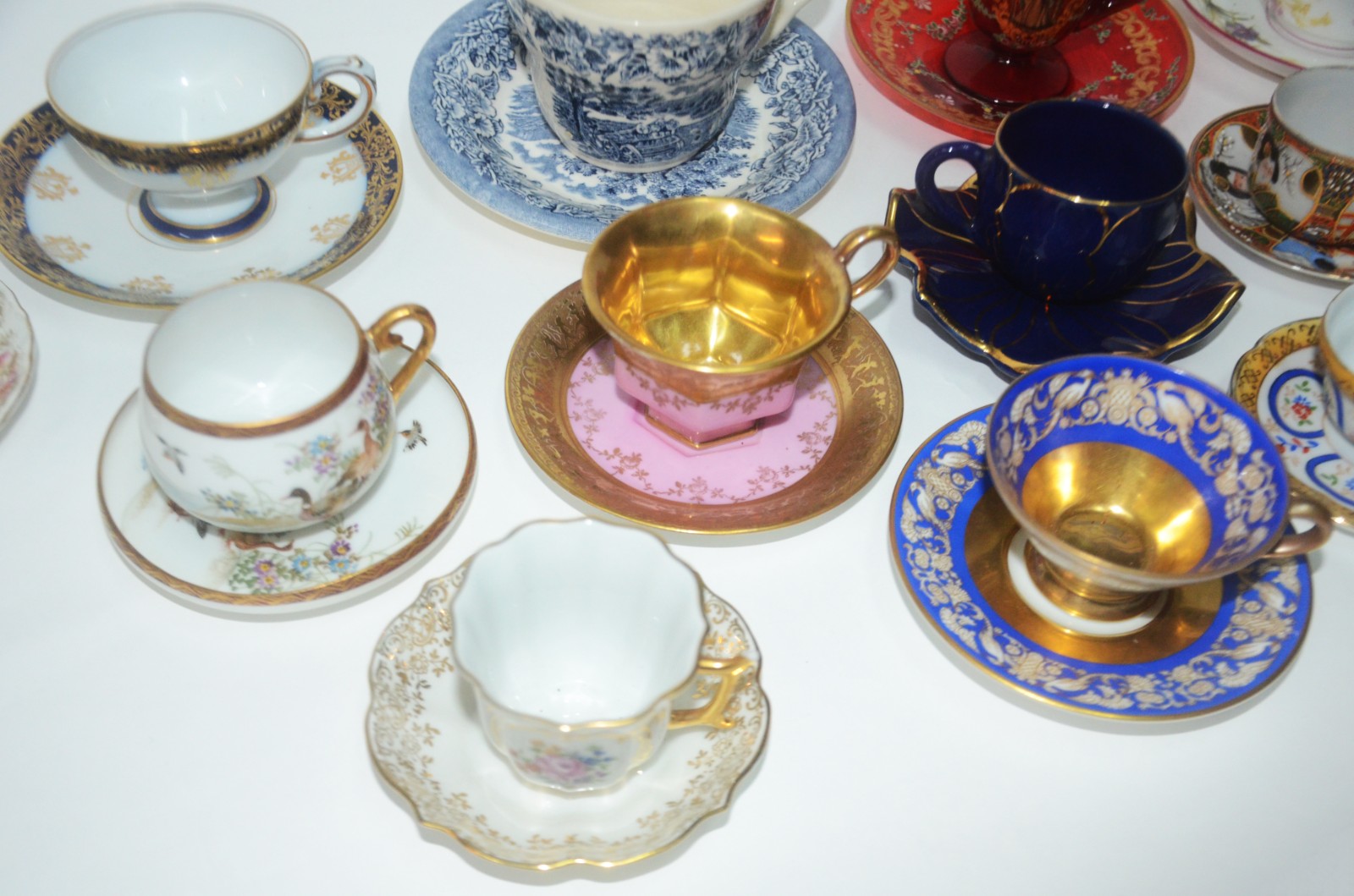 Conjunto com 13 xícaras de porcelana, diversos modelos e procedências. - foto 4 de 11