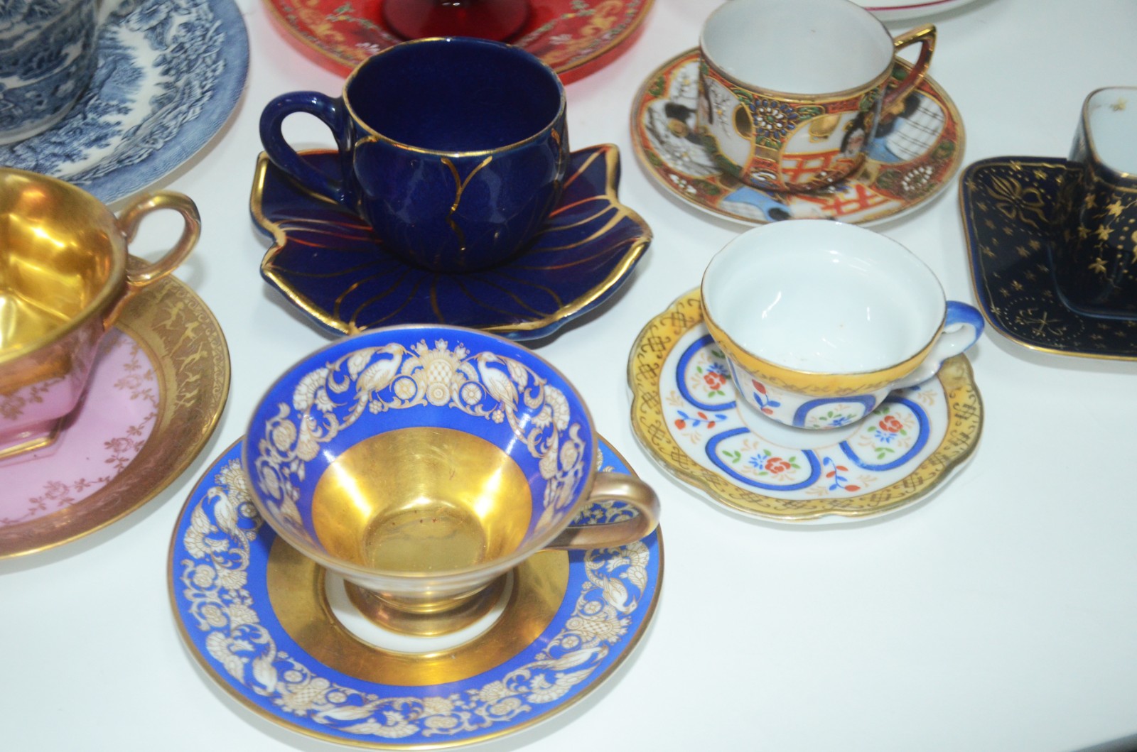 Conjunto com 13 xícaras de porcelana, diversos modelos e procedências. - foto 2 de 11