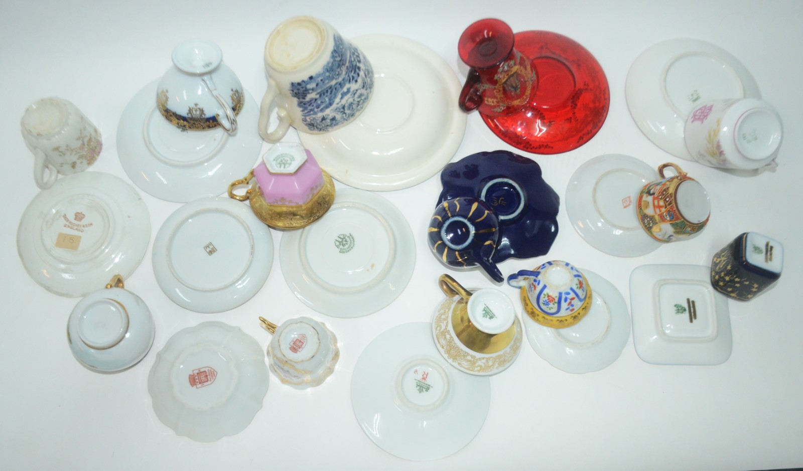 Conjunto com 13 xícaras de porcelana, diversos modelos e procedências. - foto 8 de 11