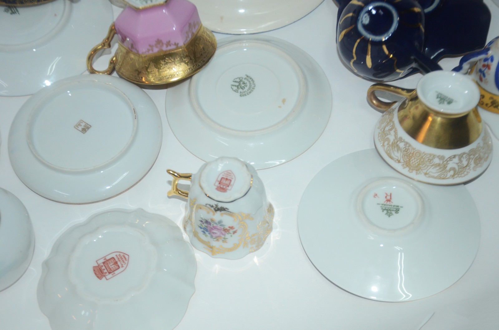 Conjunto com 13 xícaras de porcelana, diversos modelos e procedências. - foto 9 de 11