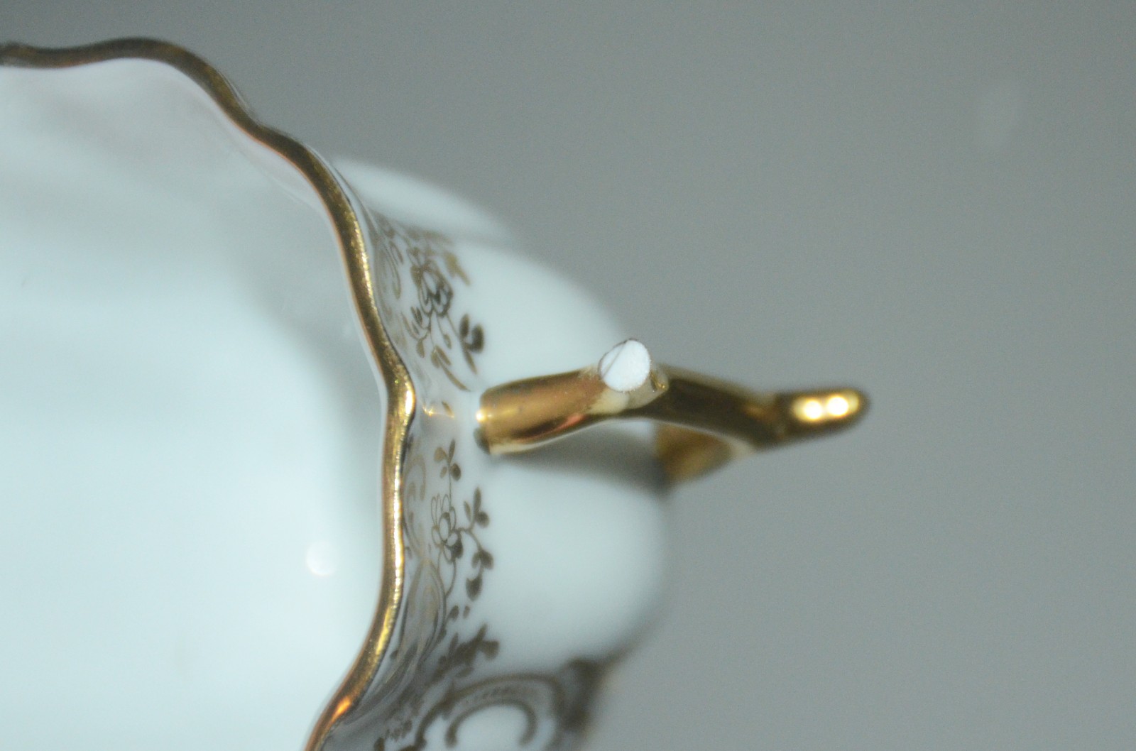 Conjunto com 13 xícaras de porcelana, diversos modelos e procedências. - foto 10 de 11