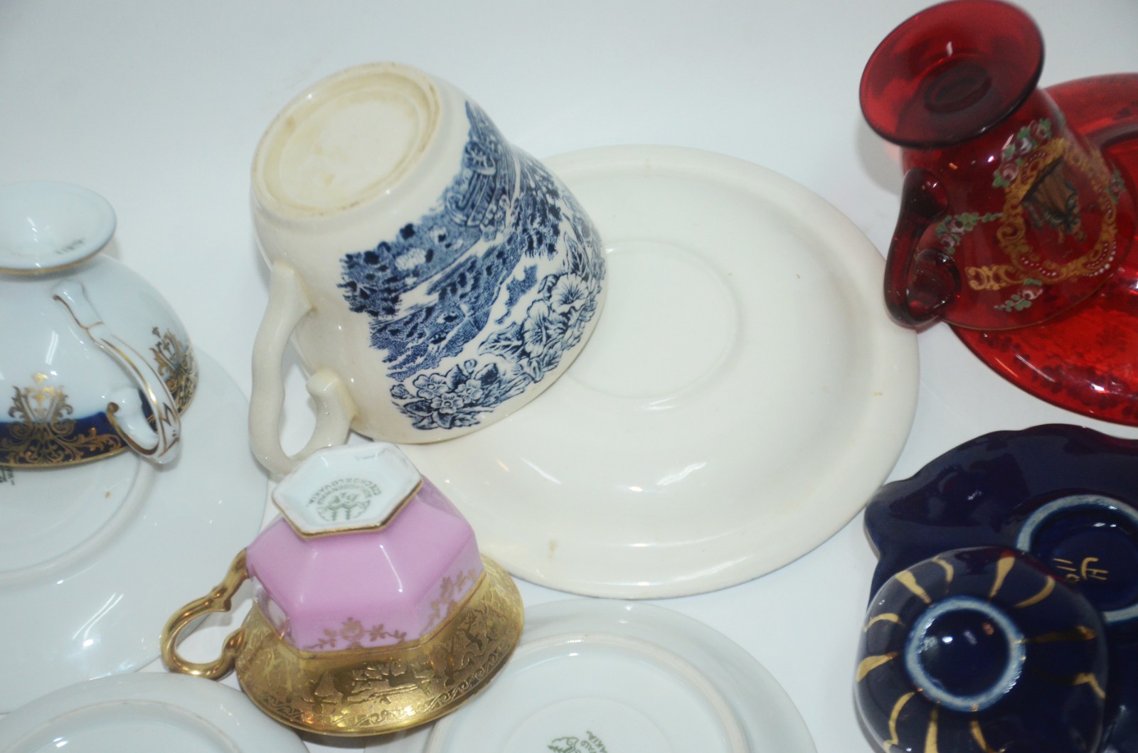 Conjunto com 13 xícaras de porcelana, diversos modelos e procedências. - foto 11 de 11