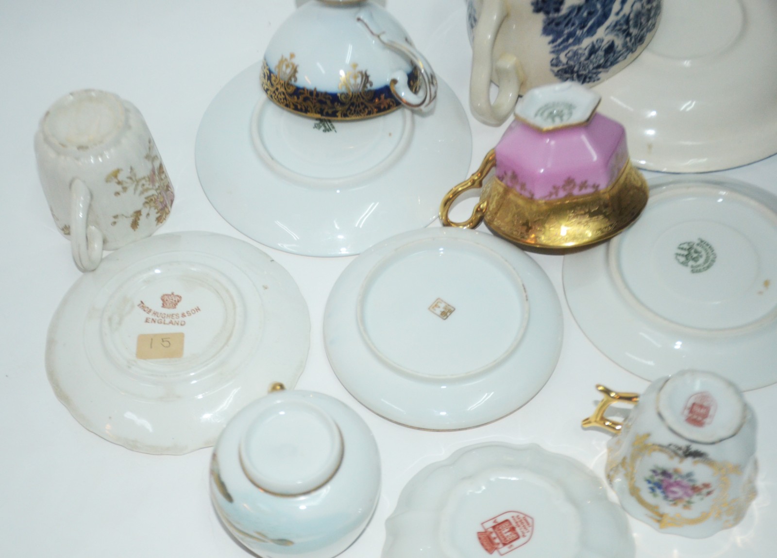 Conjunto com 13 xícaras de porcelana, diversos modelos e procedências. - foto 6 de 11