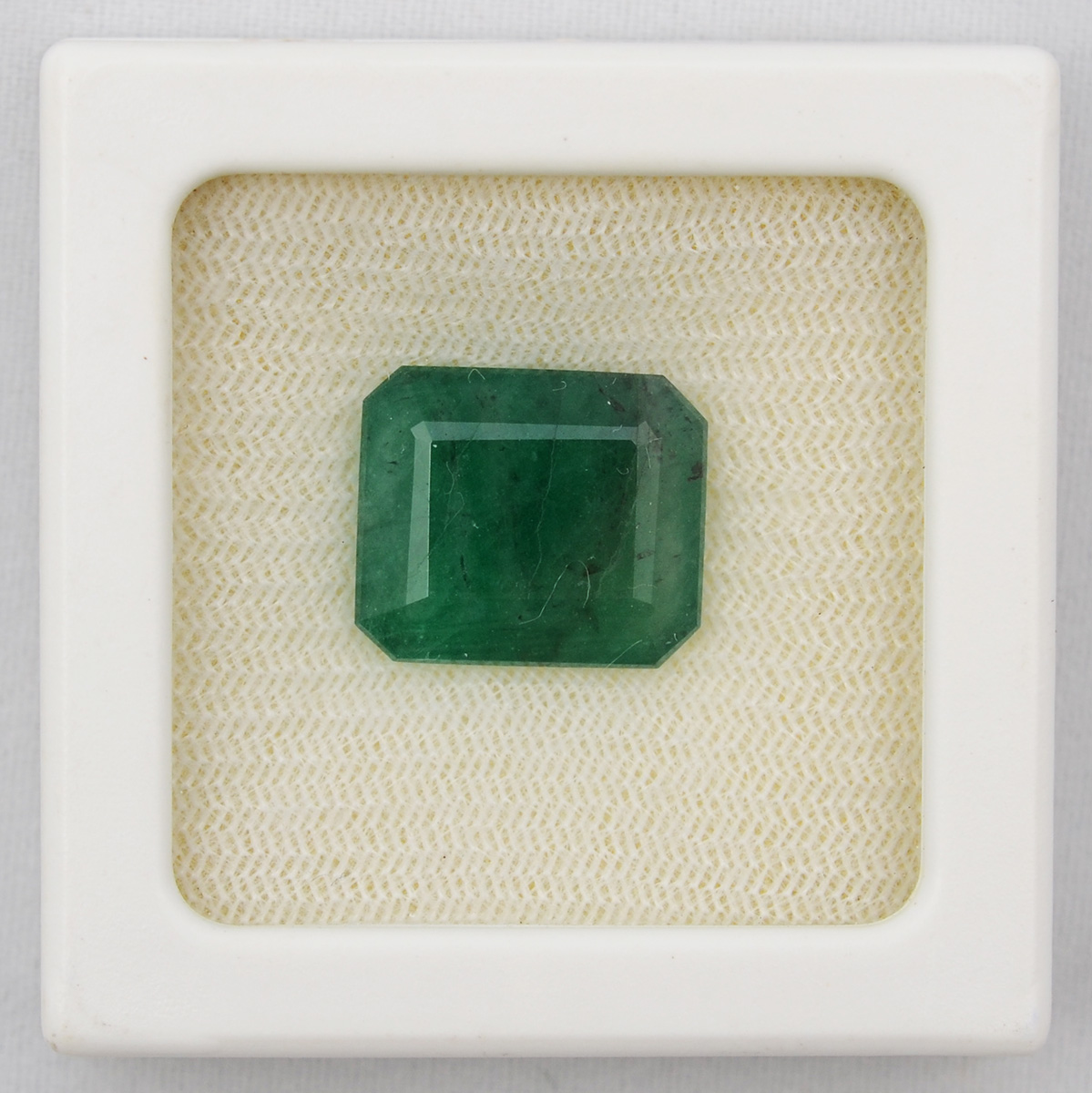 Esmeralda lapidação retangular, com 13,0 carats, boa cristalização... - foto 1 de 3