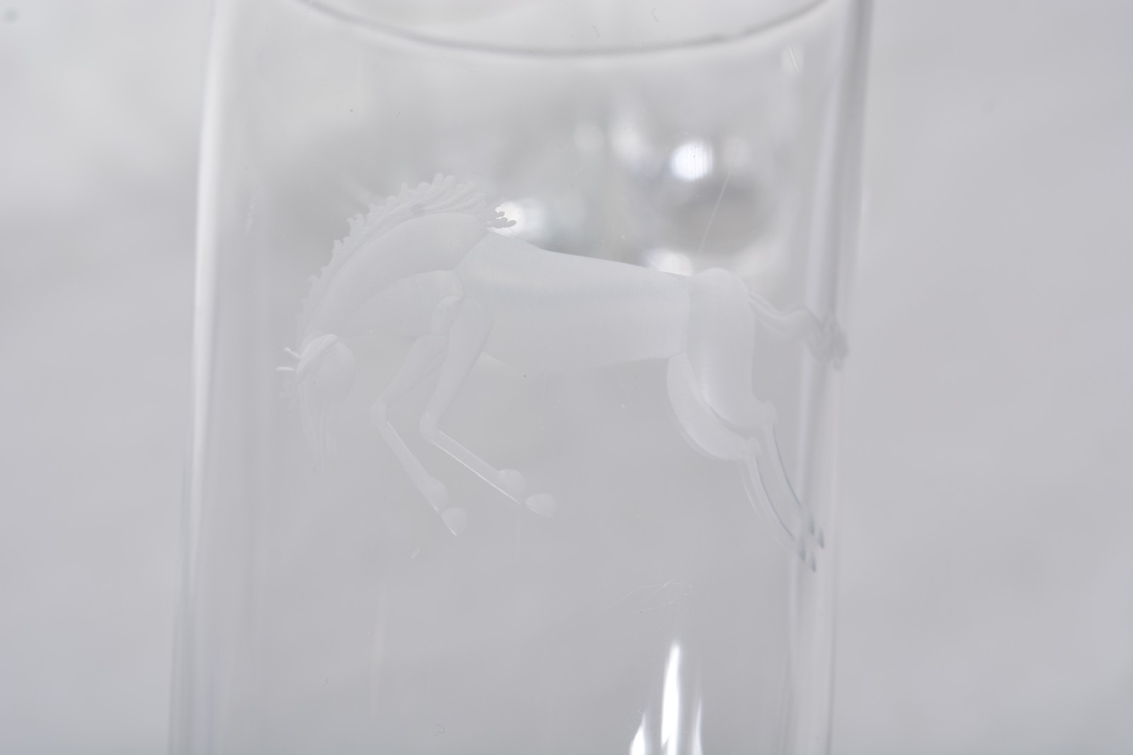 Sete copos longos para Whisky com figuras e cavalos lavrados... - foto 2 de 9