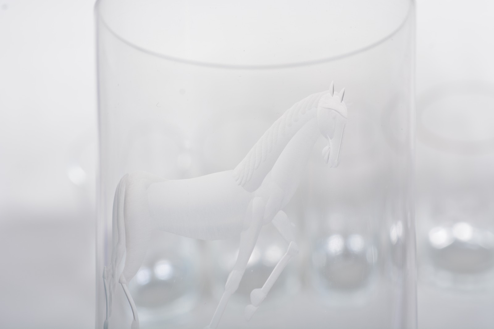 Sete copos longos para Whisky com figuras e cavalos lavrados... - foto 5 de 9