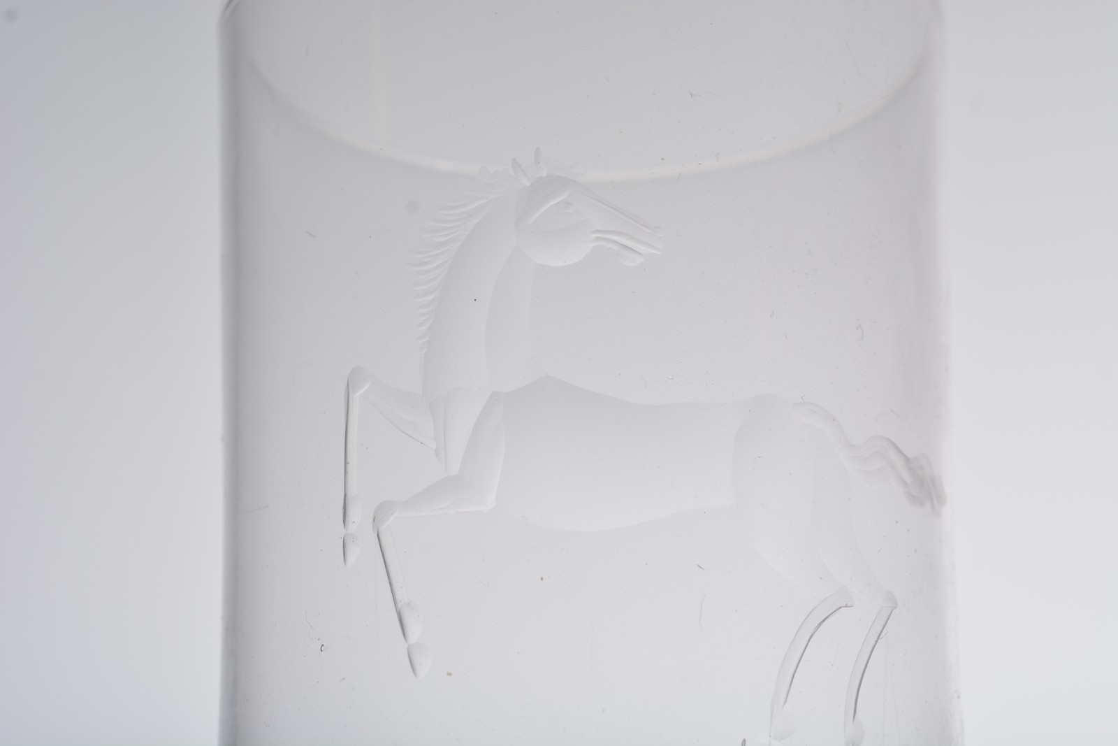 Sete copos longos para Whisky com figuras e cavalos lavrados... - foto 6 de 9