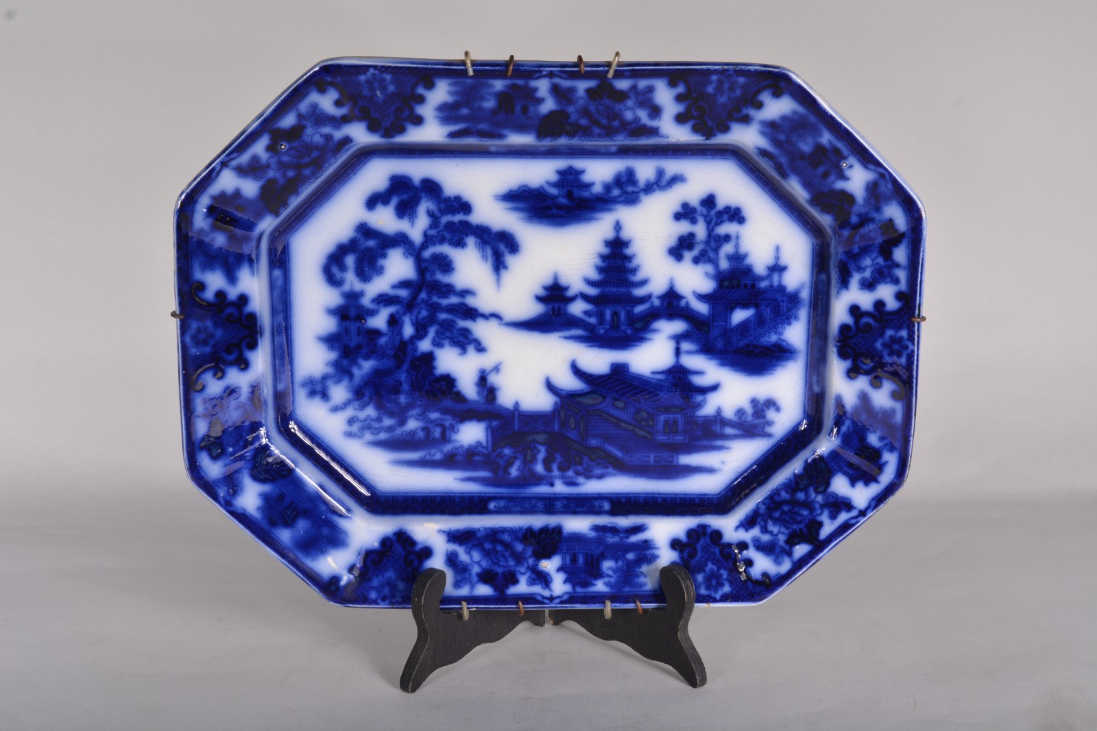 Travessa antiga de faiança inglesa, dita "azul borrão", marca... - foto 1 de 5