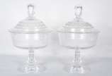 Par de compoteiras de cristal europeu com "greg... - Par de compoteiras de cristal europeu com "gregas" lavradas. Pequenos bicados.