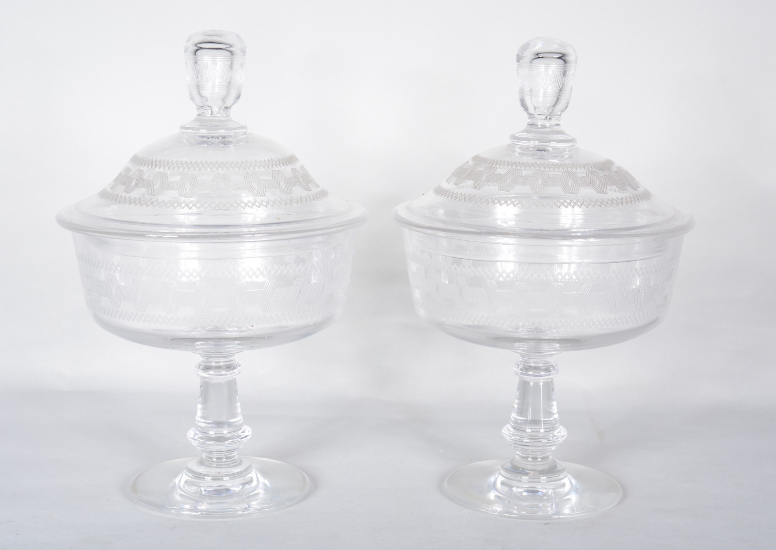 Par de compoteiras de cristal europeu com "gregas" lavradas. Pequenos... - foto 1 de 6