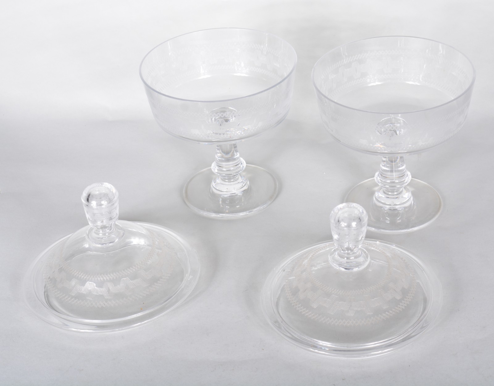 Par de compoteiras de cristal europeu com "gregas" lavradas. Pequenos... - foto 4 de 6