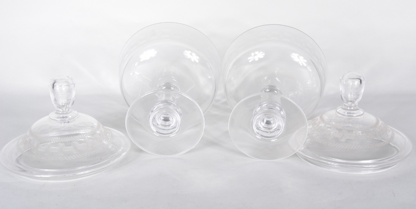 Par de compoteiras de cristal europeu com "gregas" lavradas. Pequenos... - foto 5 de 6