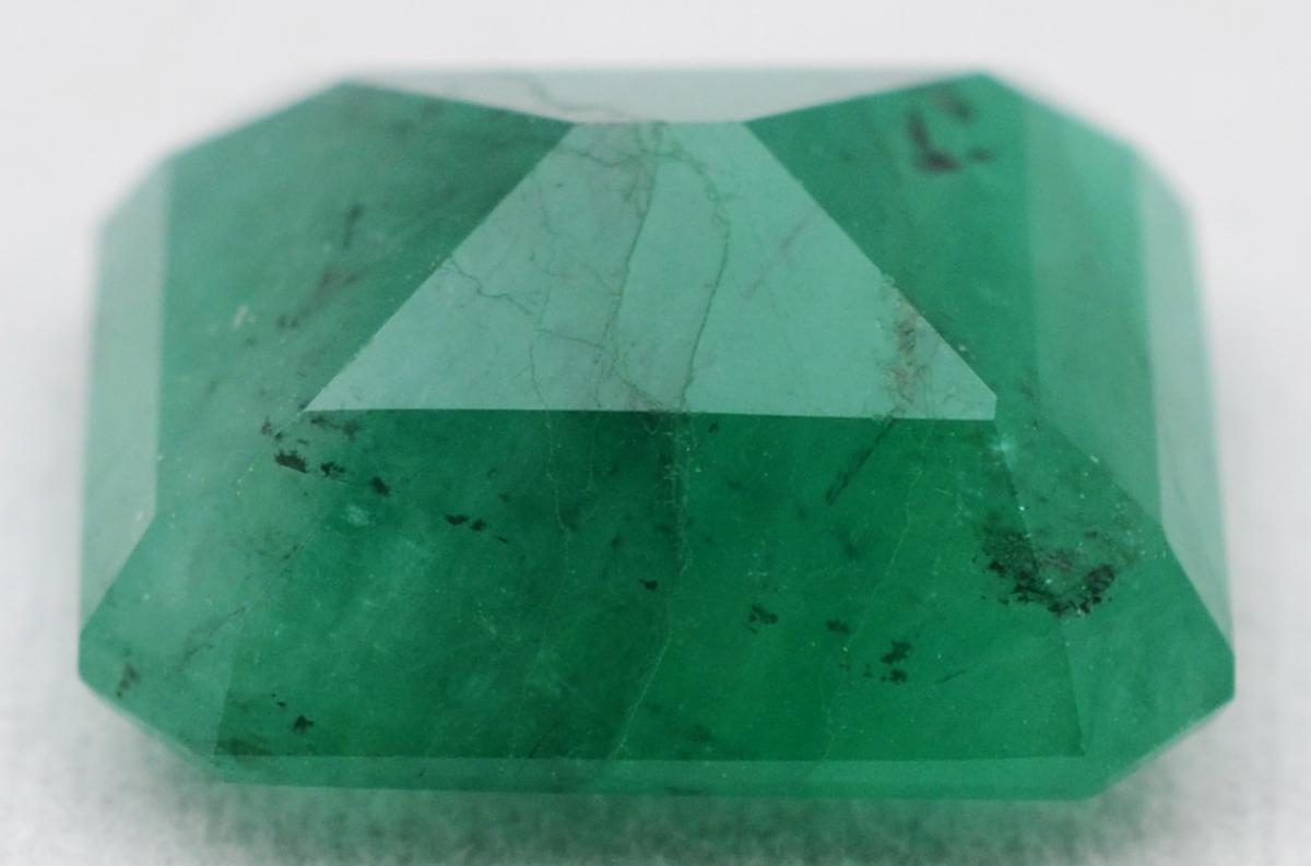 Esmeralda lapidação retangular, com 13,0 carats, boa cristalização... - foto 2 de 3