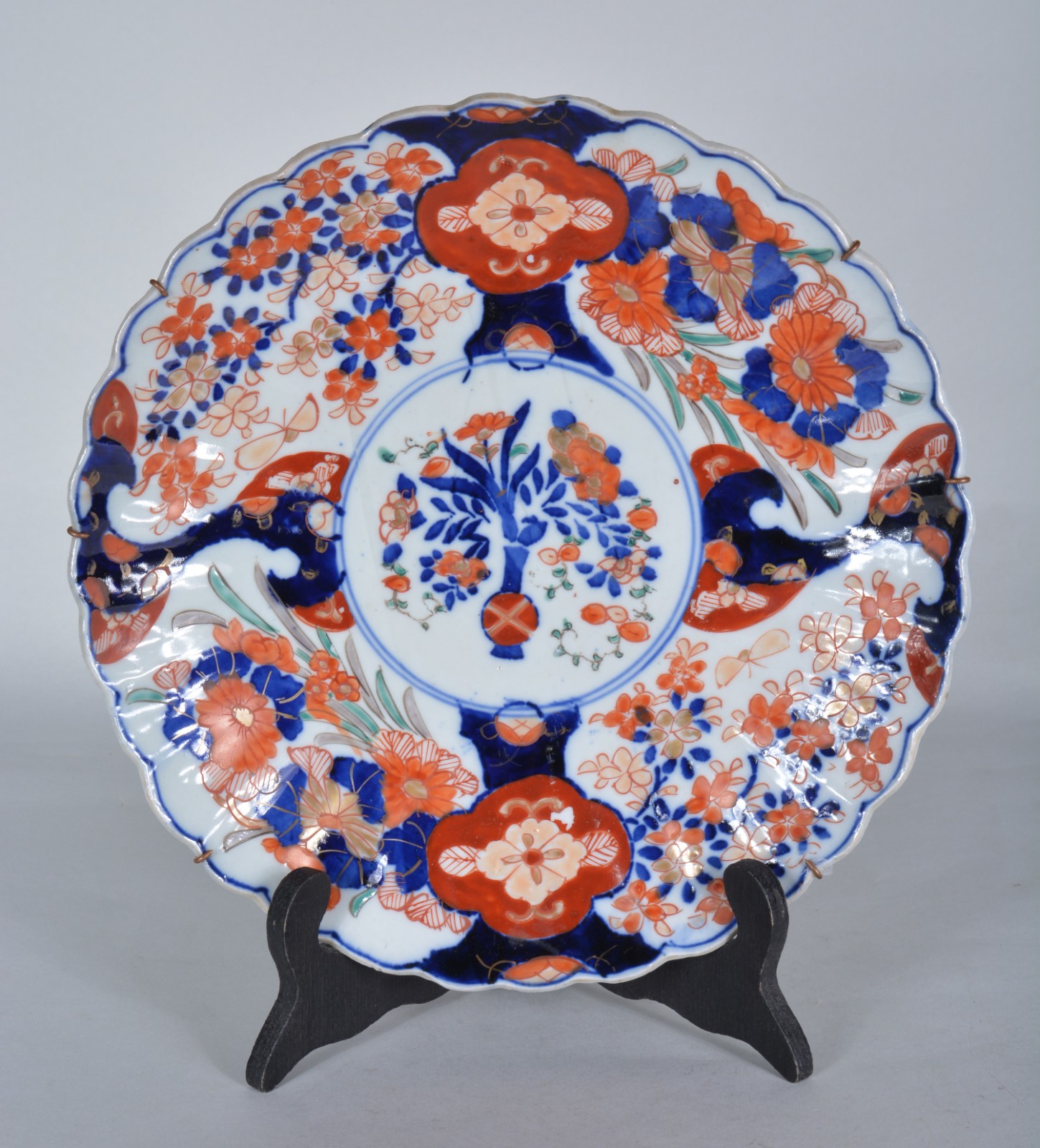 Medalhão de porcelana japonesa Imari, borda em gomos, desenhos em... - foto 1 de 5