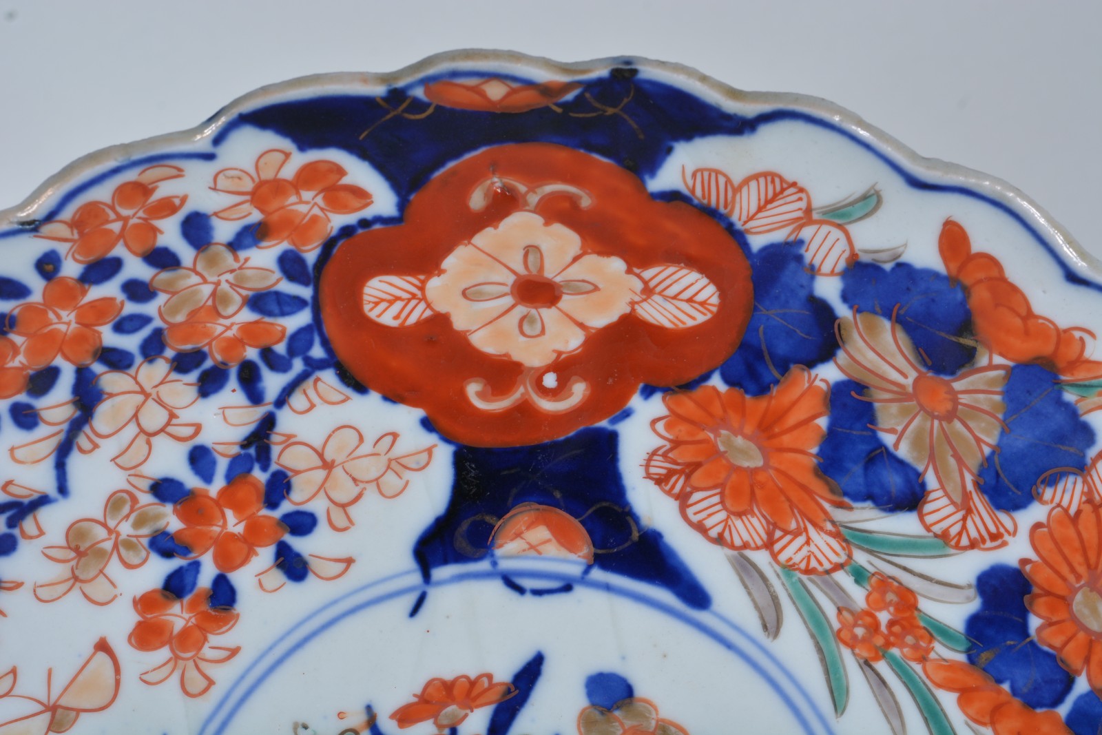 Medalhão de porcelana japonesa Imari, borda em gomos, desenhos em... - foto 2 de 5