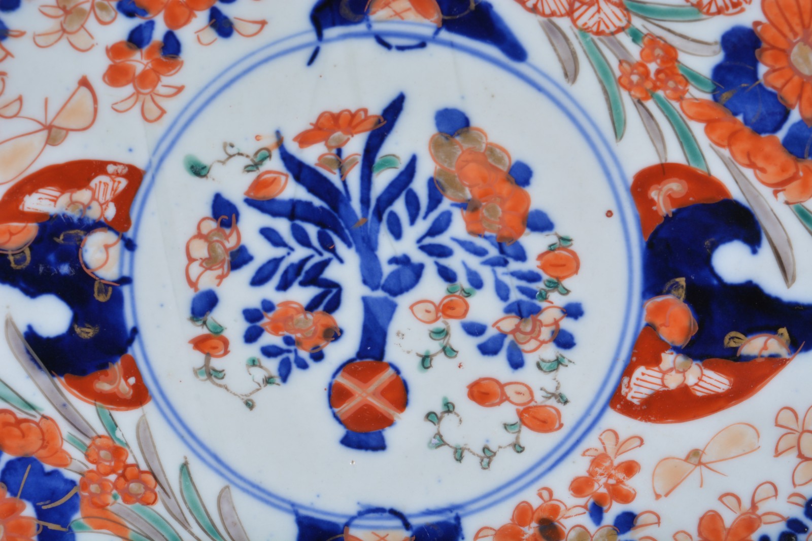 Medalhão de porcelana japonesa Imari, borda em gomos, desenhos em... - foto 3 de 5