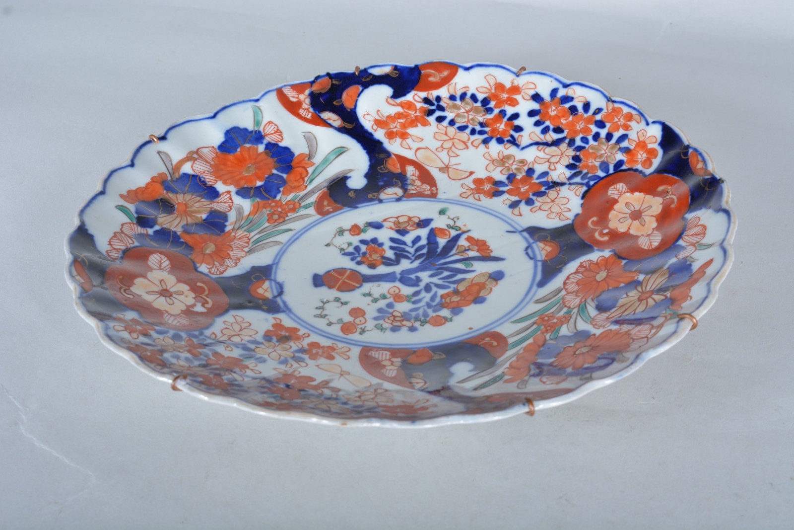 Medalhão de porcelana japonesa Imari, borda em gomos, desenhos em... - foto 4 de 5