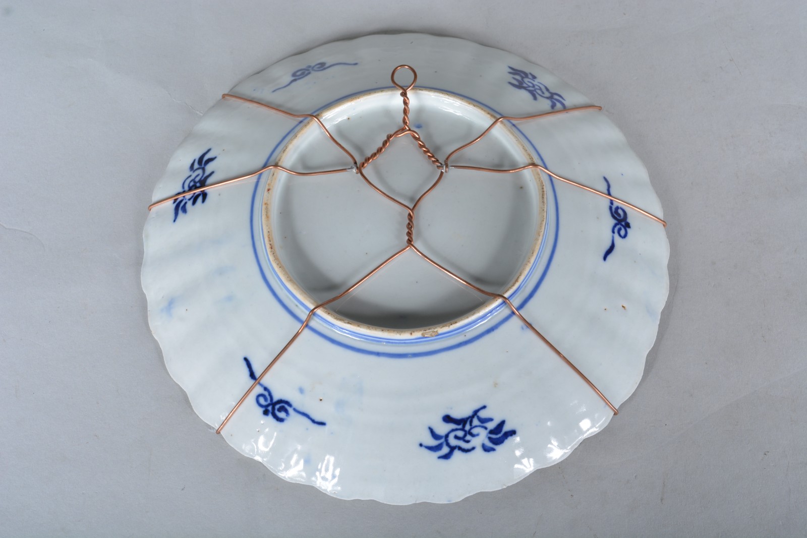 Medalhão de porcelana japonesa Imari, borda em gomos, desenhos em... - foto 5 de 5