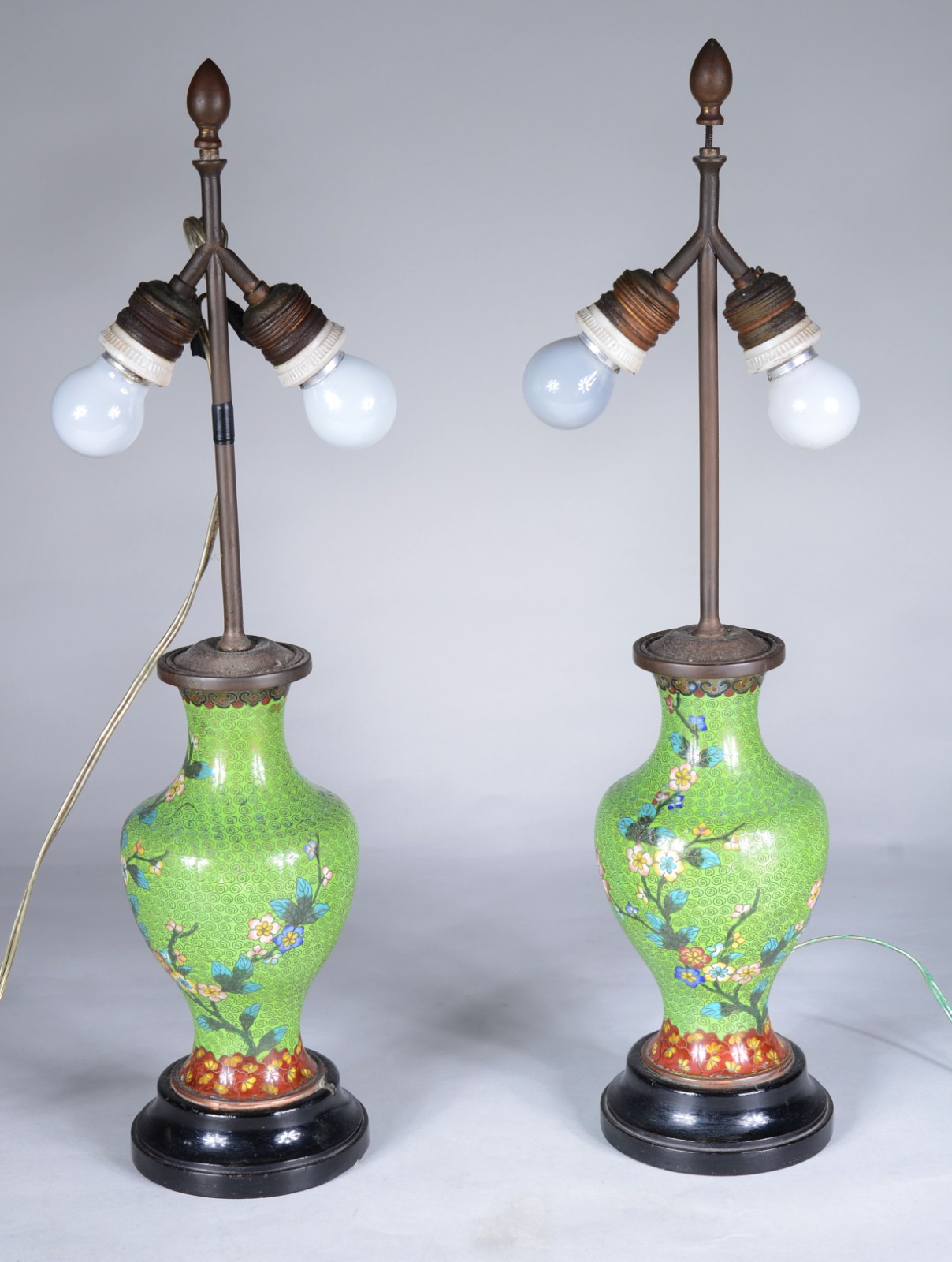 Par de abatjoures de cloisoné, fundo verde com flores em policromia... - foto 1 de 5