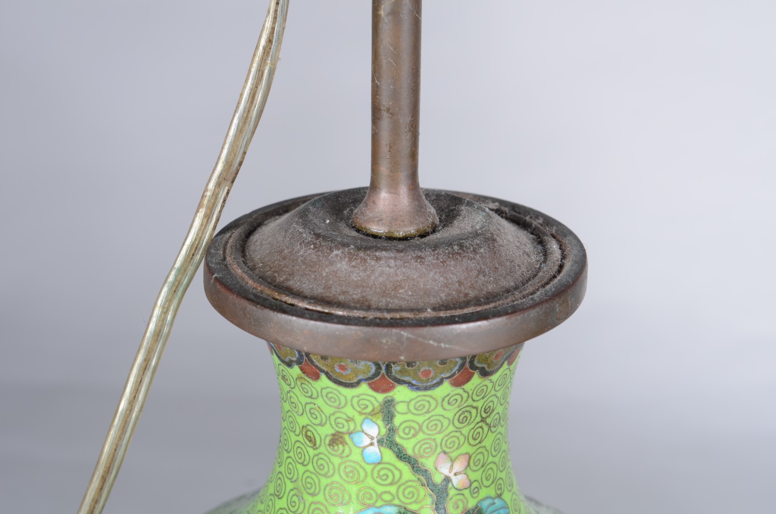 Par de abatjoures de cloisoné, fundo verde com flores em policromia... - foto 2 de 5