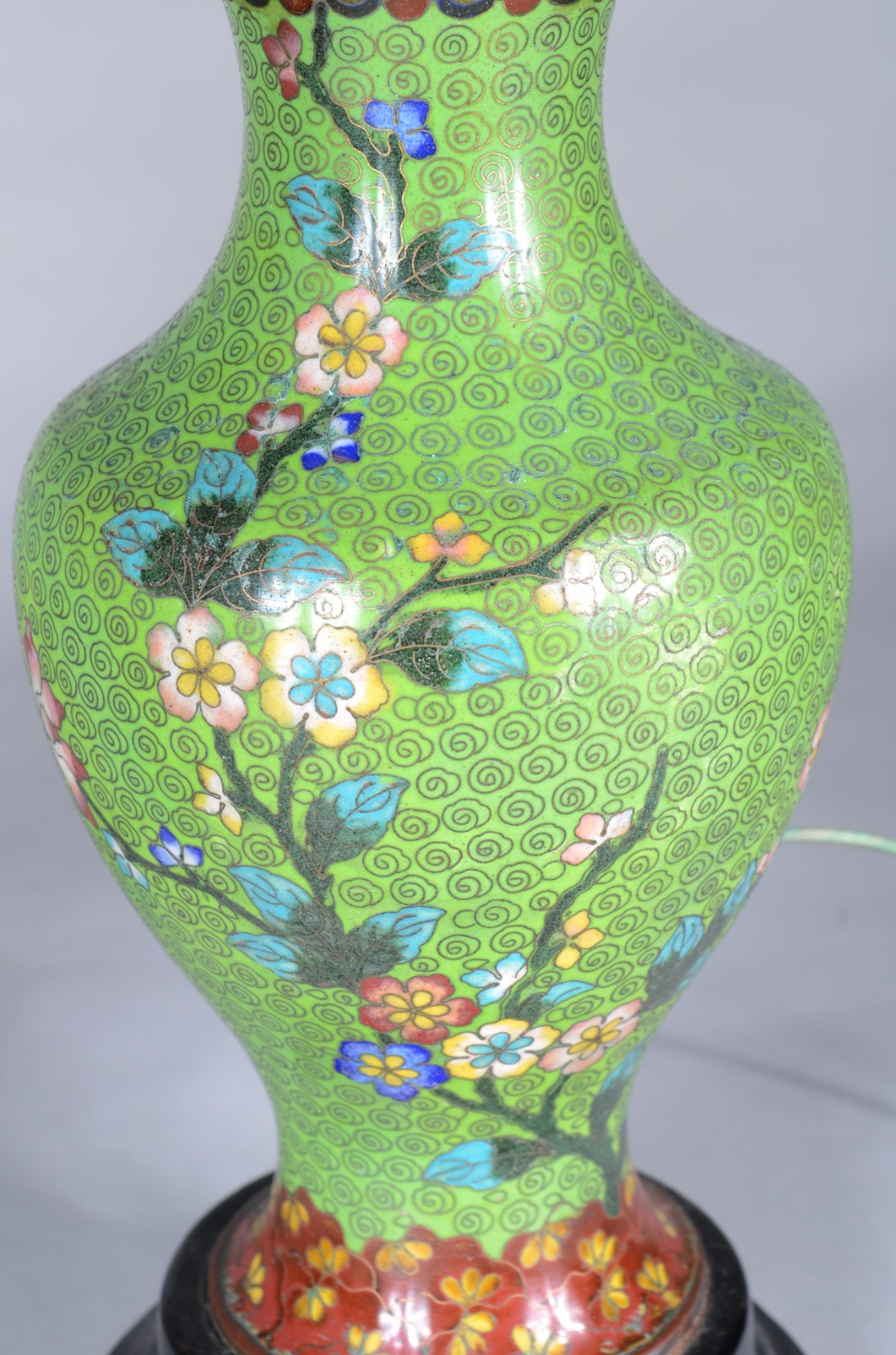 Par de abatjoures de cloisoné, fundo verde com flores em policromia... - foto 3 de 5