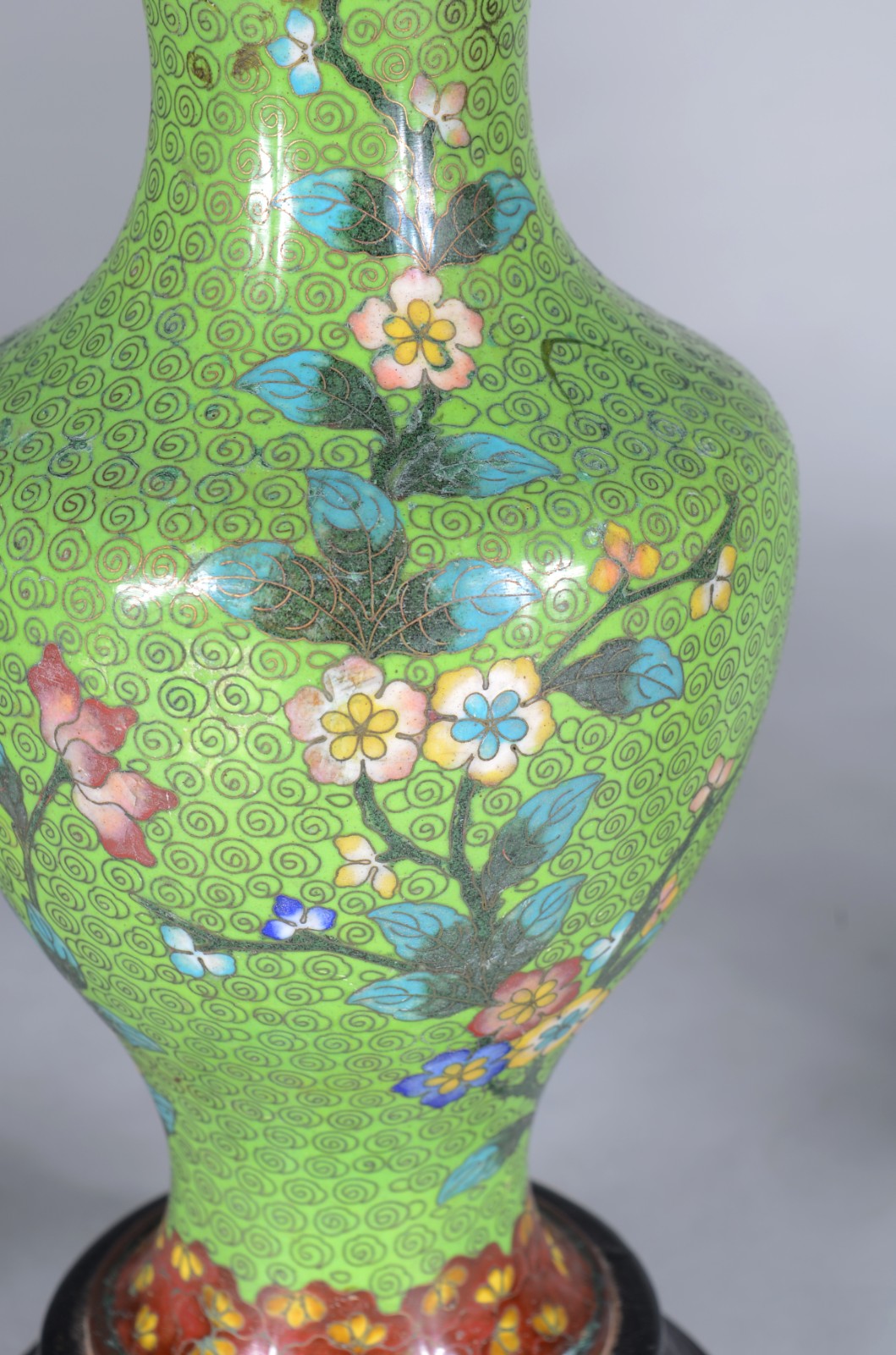 Par de abatjoures de cloisoné, fundo verde com flores em policromia... - foto 4 de 5
