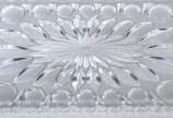 Cinco peças diversas de cristal lapidado, sendo... - Cinco peças diversas de cristal lapidado, sendo: 2 porta petiscos e 3 travessas retangulares (1 lascada na borda).
