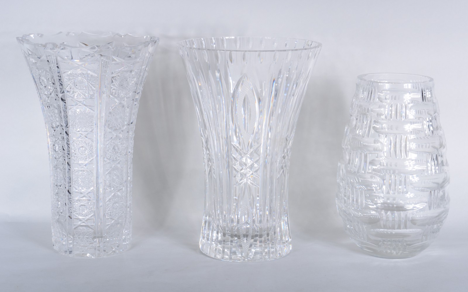 Três vasos de cristal tcheco lapidado (lascados nas bordas). - foto 1 de 11