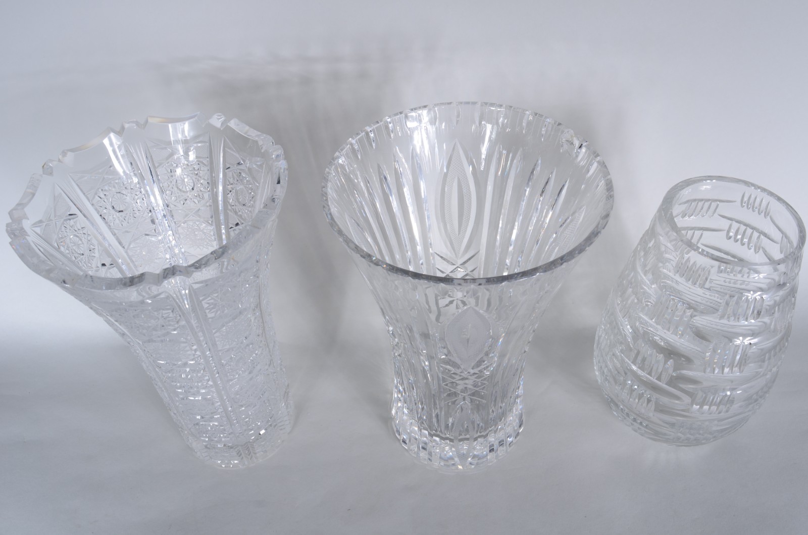 Três vasos de cristal tcheco lapidado (lascados nas bordas). - foto 2 de 11