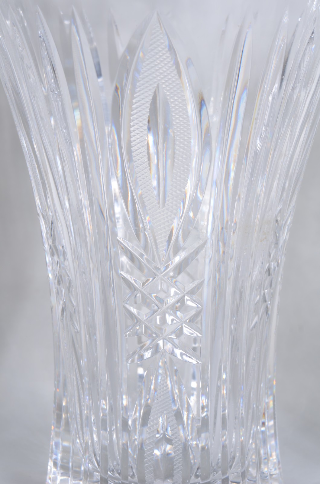 Três vasos de cristal tcheco lapidado (lascados nas bordas). - foto 3 de 11