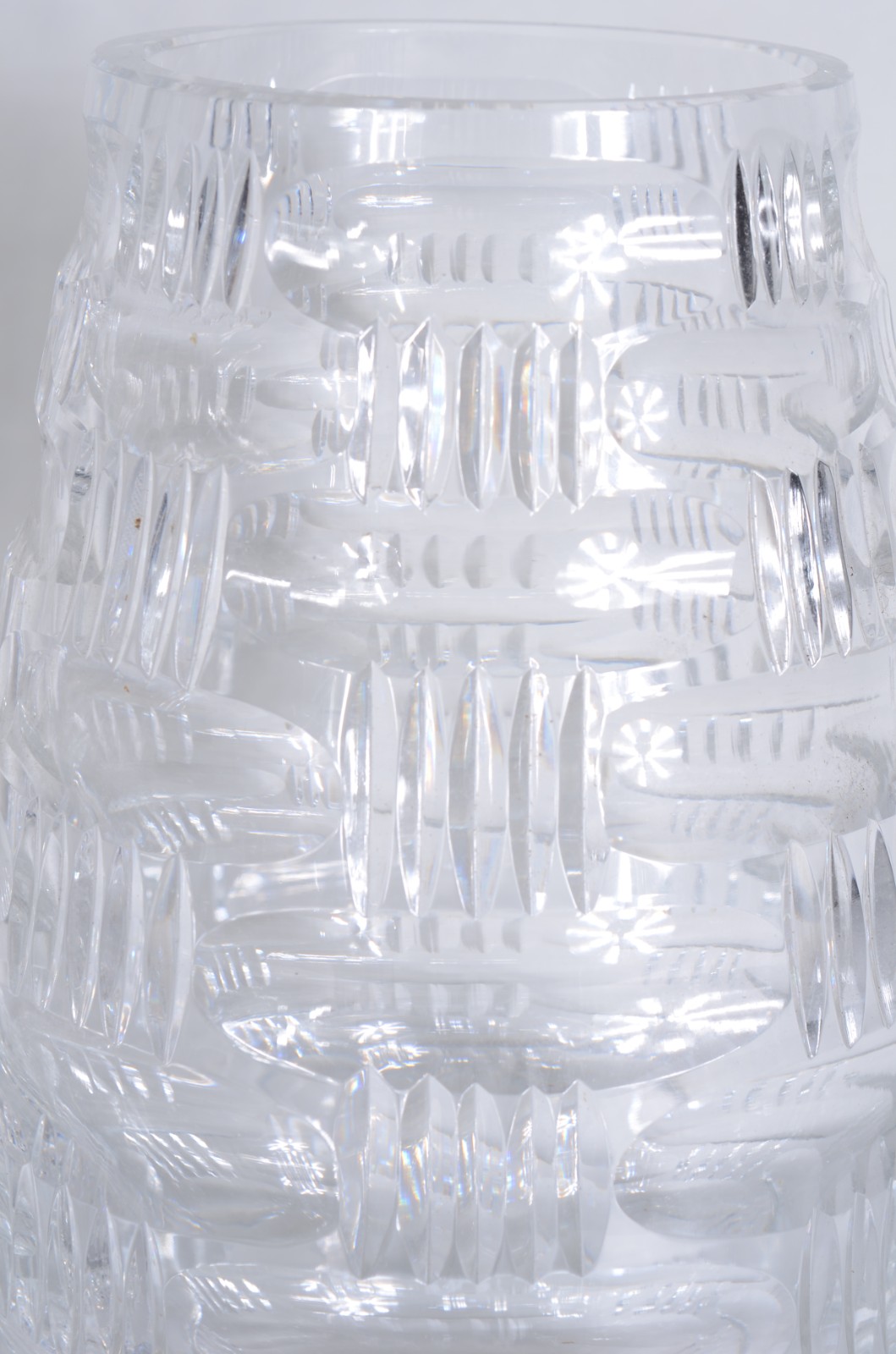 Três vasos de cristal tcheco lapidado (lascados nas bordas). - foto 4 de 11