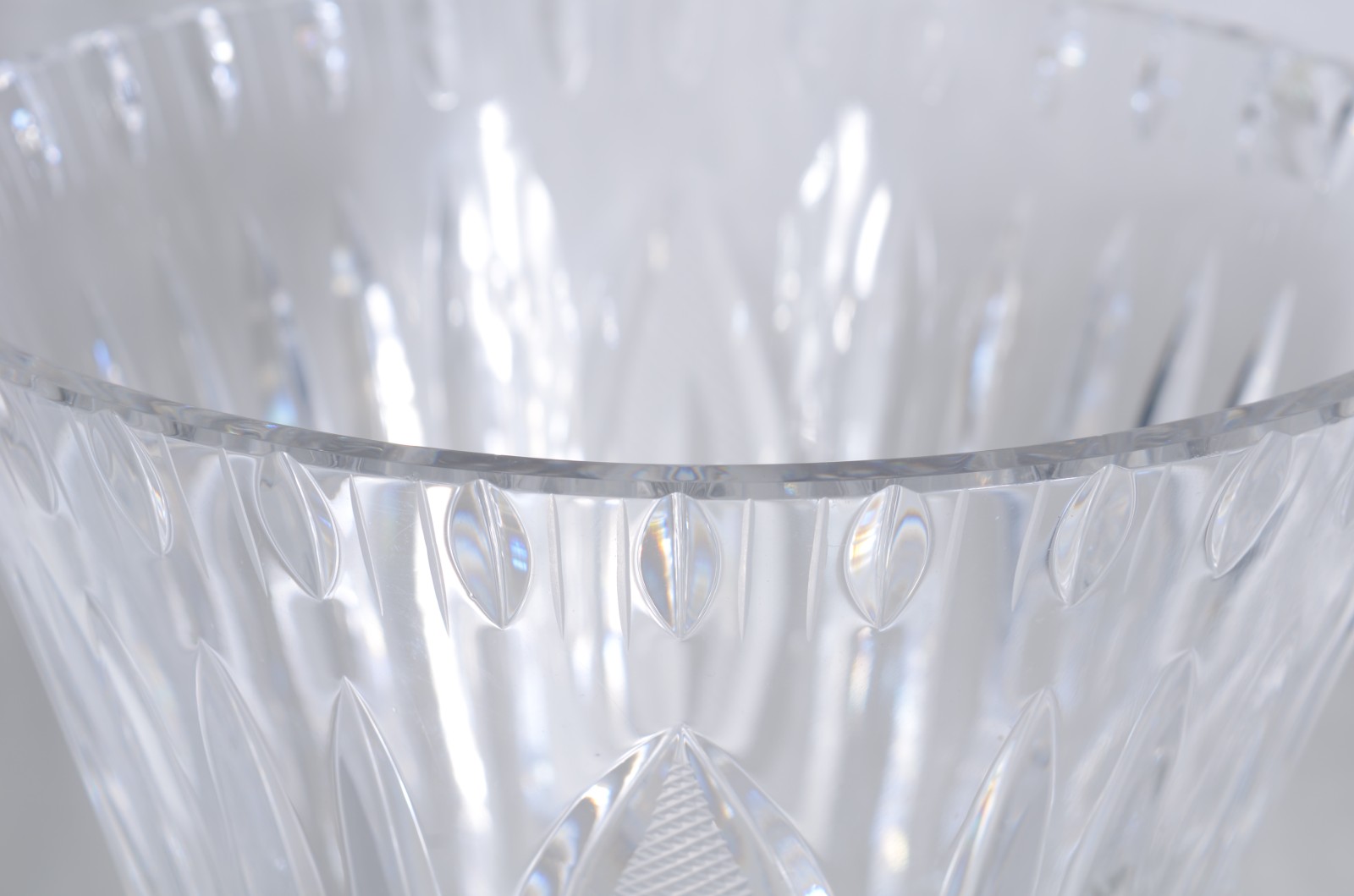 Três vasos de cristal tcheco lapidado (lascados nas bordas). - foto 5 de 11