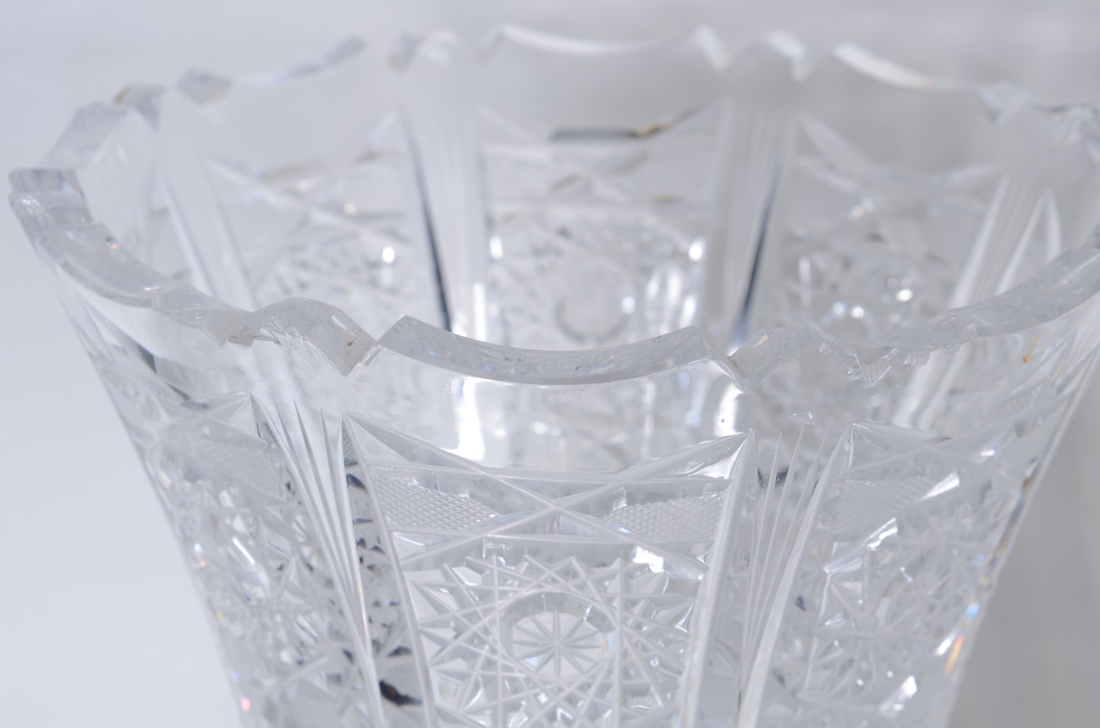 Três vasos de cristal tcheco lapidado (lascados nas bordas). - foto 6 de 11