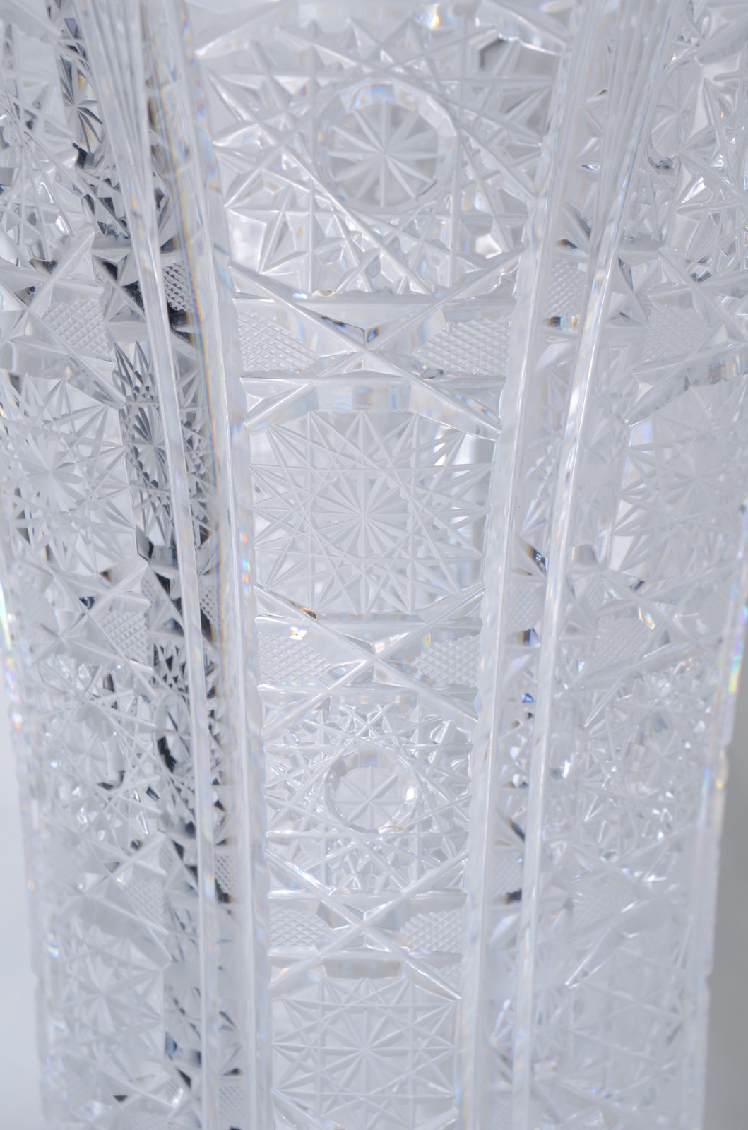 Três vasos de cristal tcheco lapidado (lascados nas bordas). - foto 7 de 11