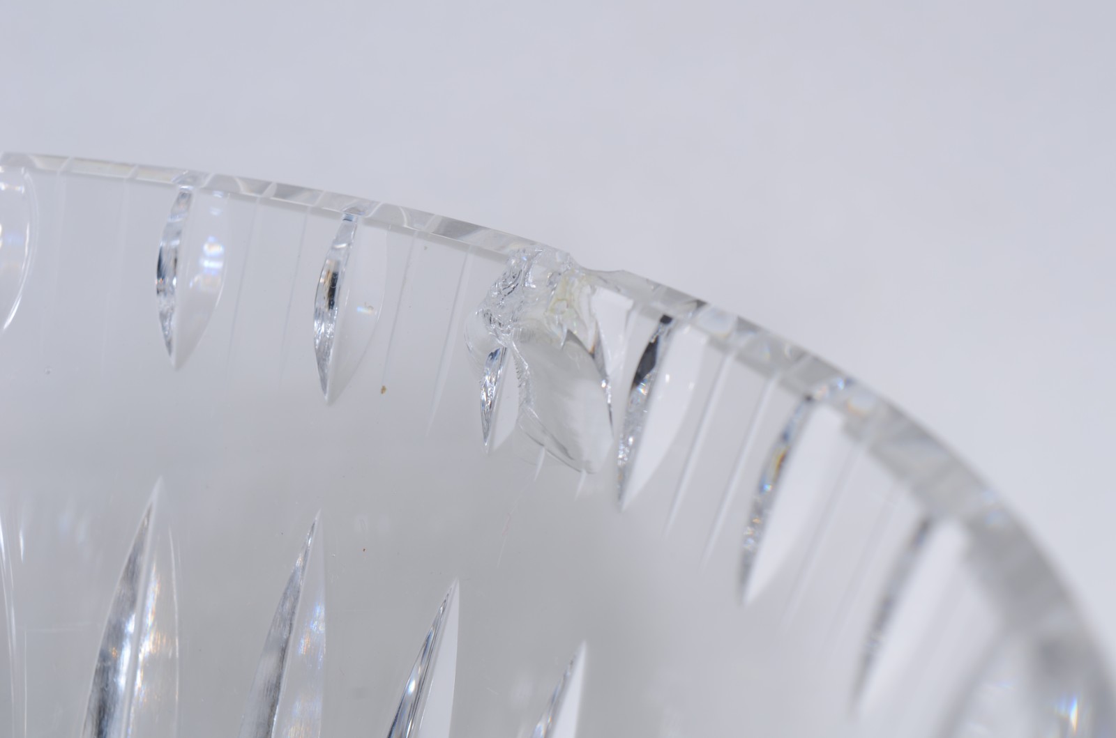 Três vasos de cristal tcheco lapidado (lascados nas bordas). - foto 8 de 11