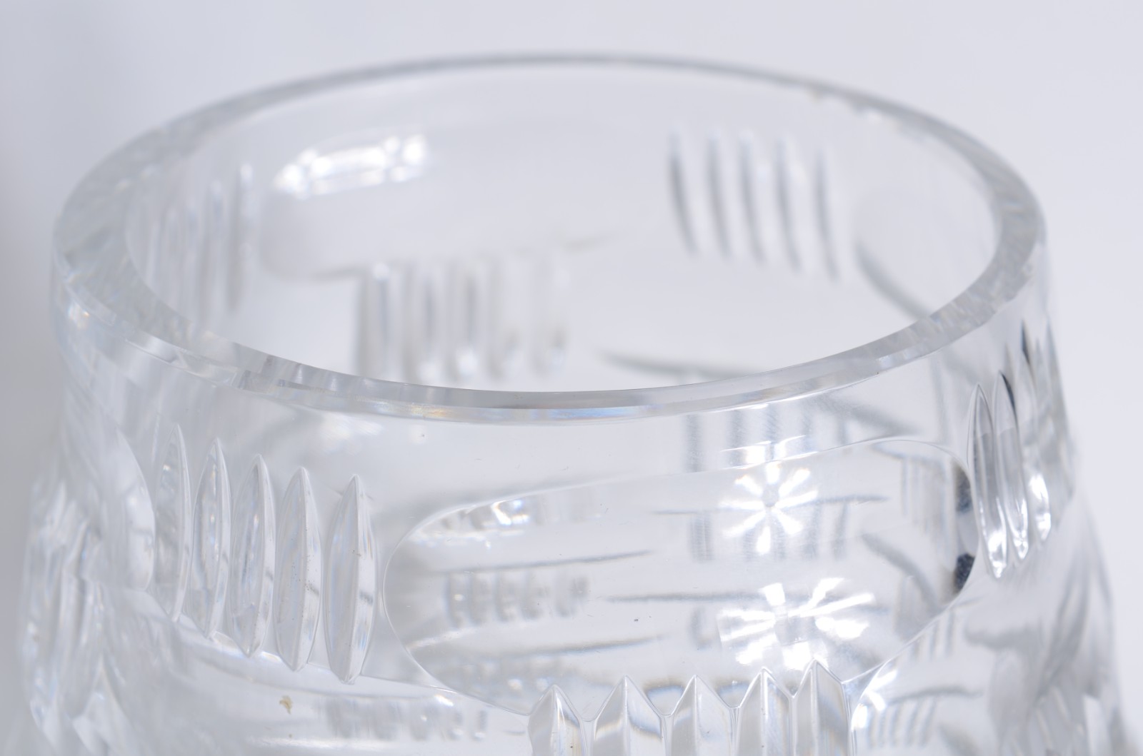 Três vasos de cristal tcheco lapidado (lascados nas bordas). - foto 9 de 11