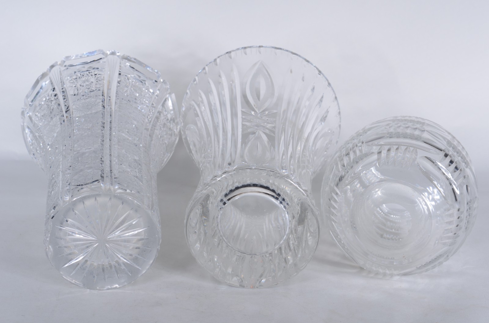 Três vasos de cristal tcheco lapidado (lascados nas bordas). - foto 10 de 11