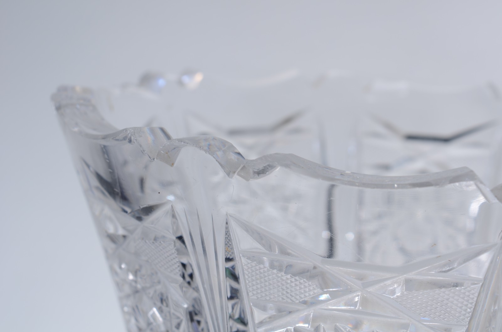 Três vasos de cristal tcheco lapidado (lascados nas bordas). - foto 11 de 11