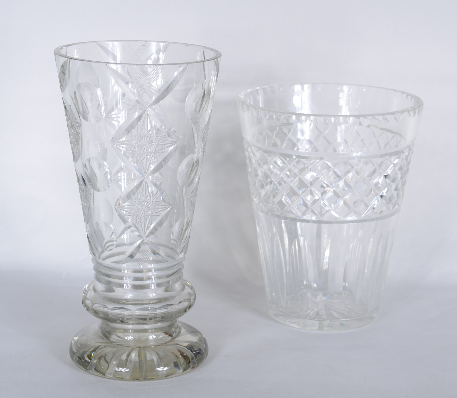 Dois vasos de cristal tcheco lapidado (1 com lascado na borda) - foto 1 de 9