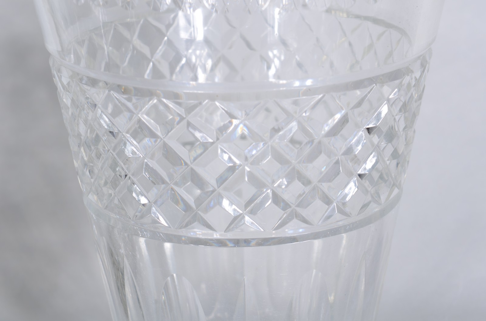 Dois vasos de cristal tcheco lapidado (1 com lascado na borda) - foto 2 de 9