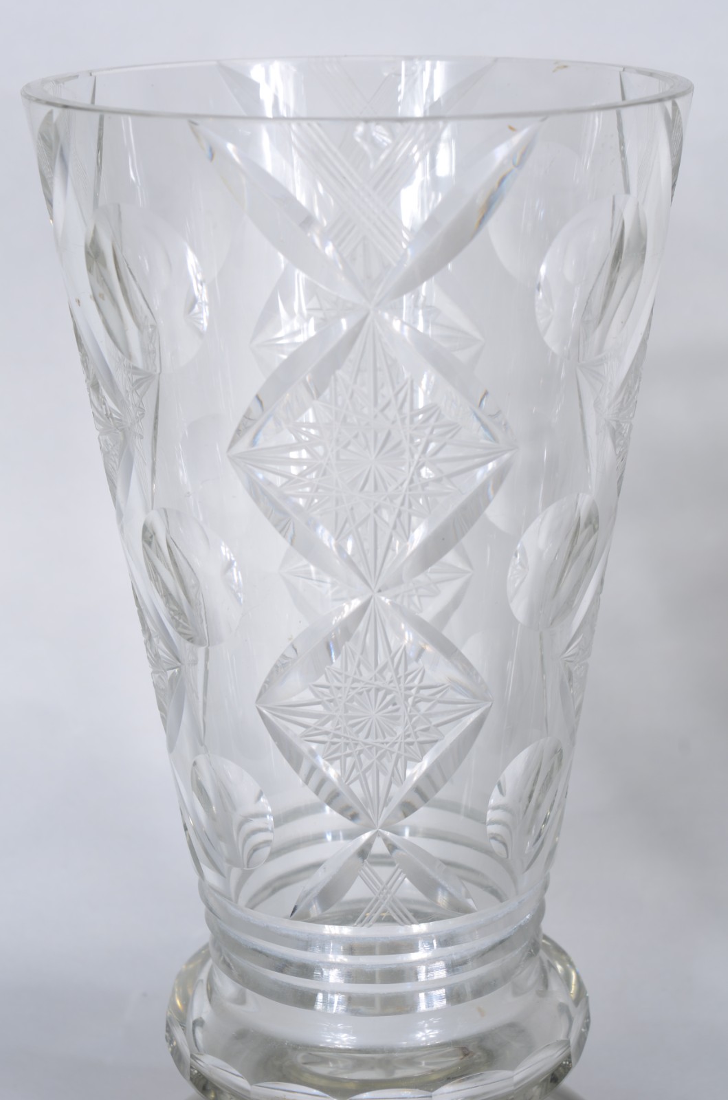 Dois vasos de cristal tcheco lapidado (1 com lascado na borda) - foto 4 de 9