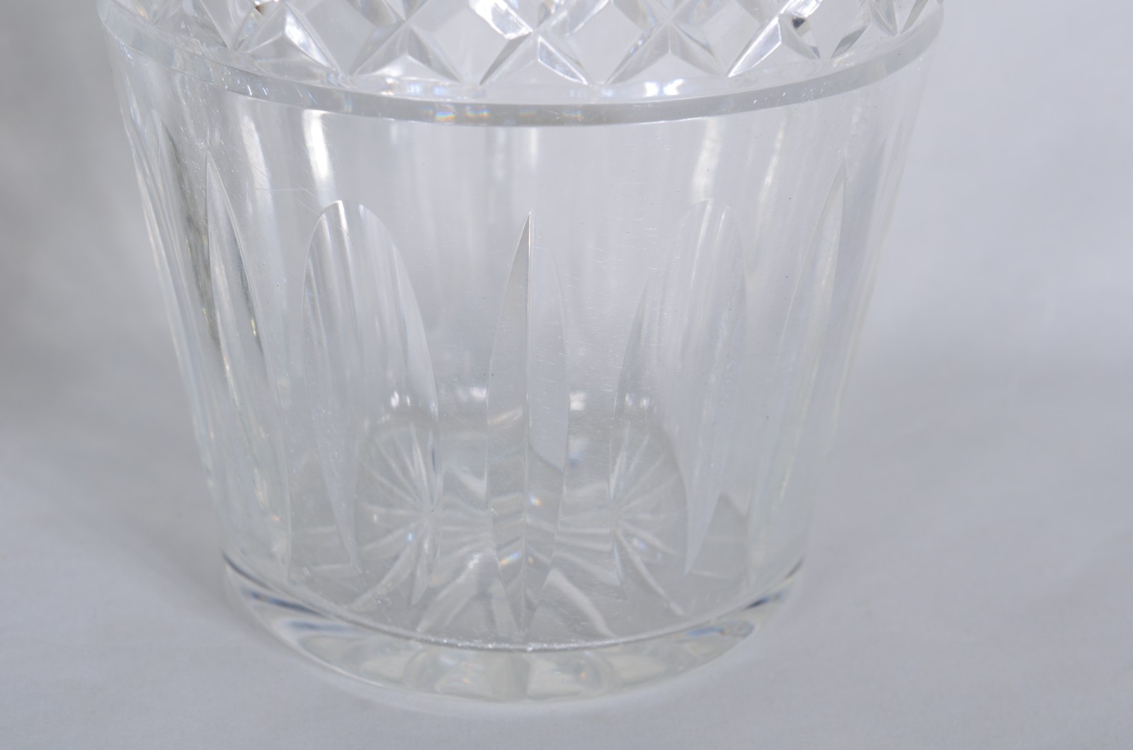 Dois vasos de cristal tcheco lapidado (1 com lascado na borda) - foto 5 de 9