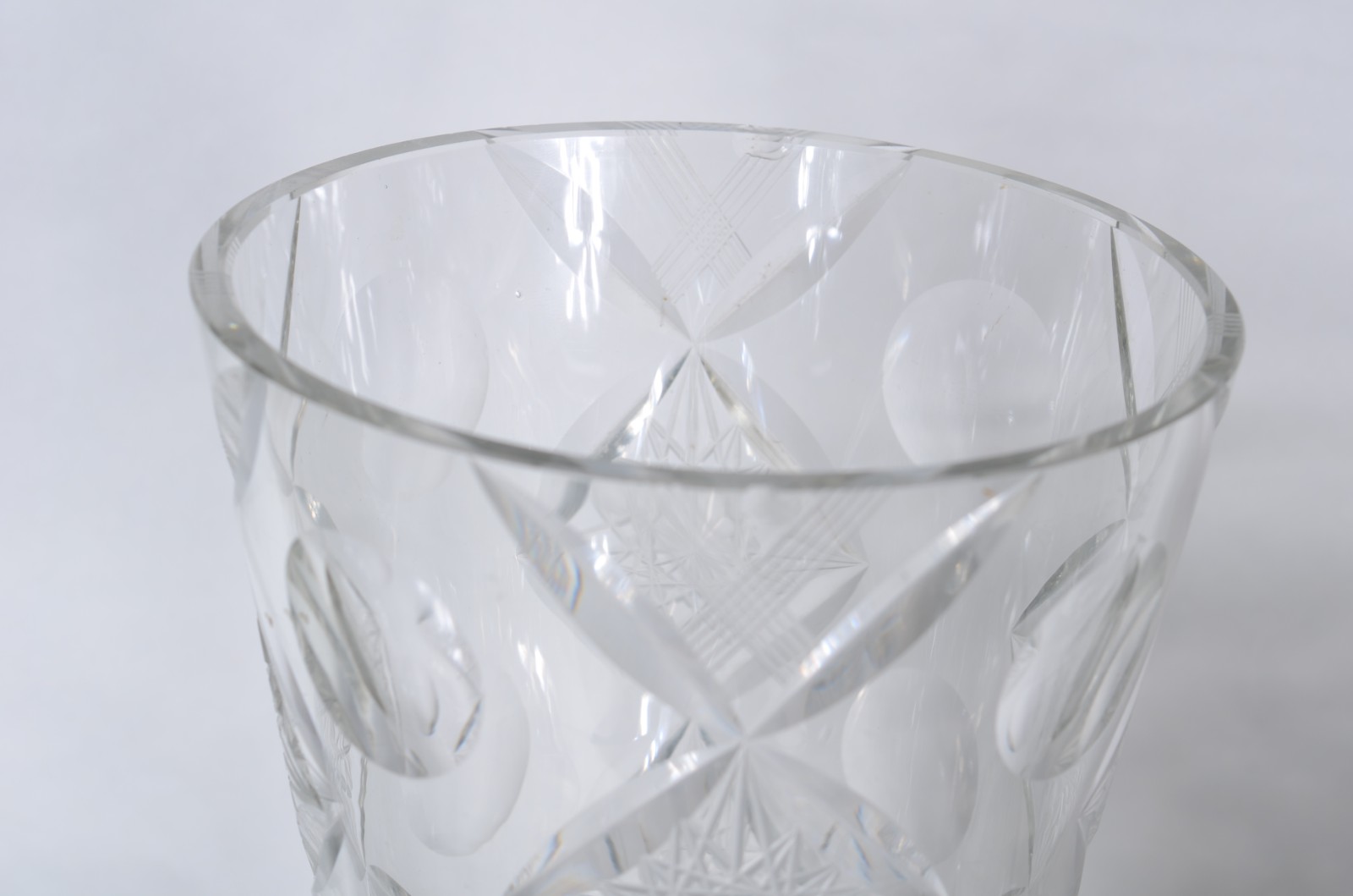Dois vasos de cristal tcheco lapidado (1 com lascado na borda) - foto 6 de 9